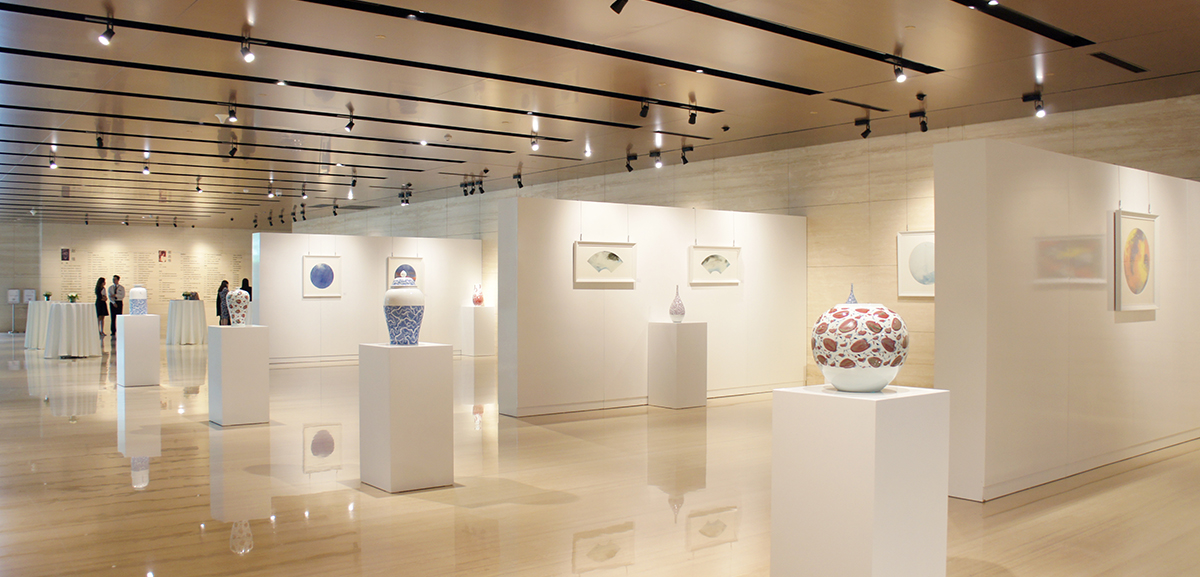 一层设有760平方标准展厅，定期开展多种形式的艺术展览