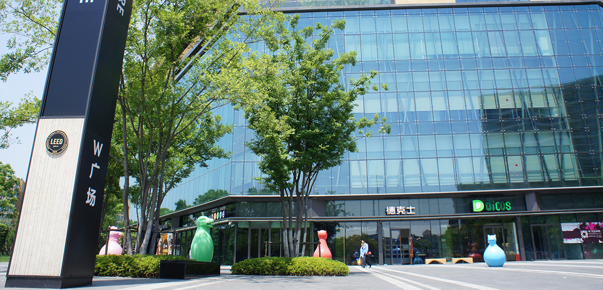 The brands such as Weichuan, Pepsi and Starbucks (canned drink) have settled here for a long time