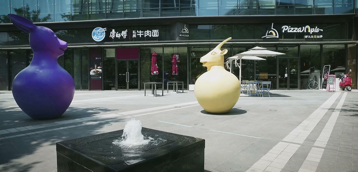 3500㎡ outdoor square along the street is set with 12 zodiac animal sculptures with unique appearances and different colors designed and created by the artistic sculpture team UAP Studio which catch everyone's eyes and represent W Square's  brand-new insight into the traditional culture.