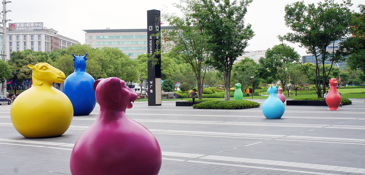 3500㎡ outdoor square along the street is set with 12 zodiac animal sculptures with unique appearances and different colors designed and created by the artistic sculpture team UAP Studio which catch everyone's eyes and represent W Square's  brand-new insight into the traditional culture.