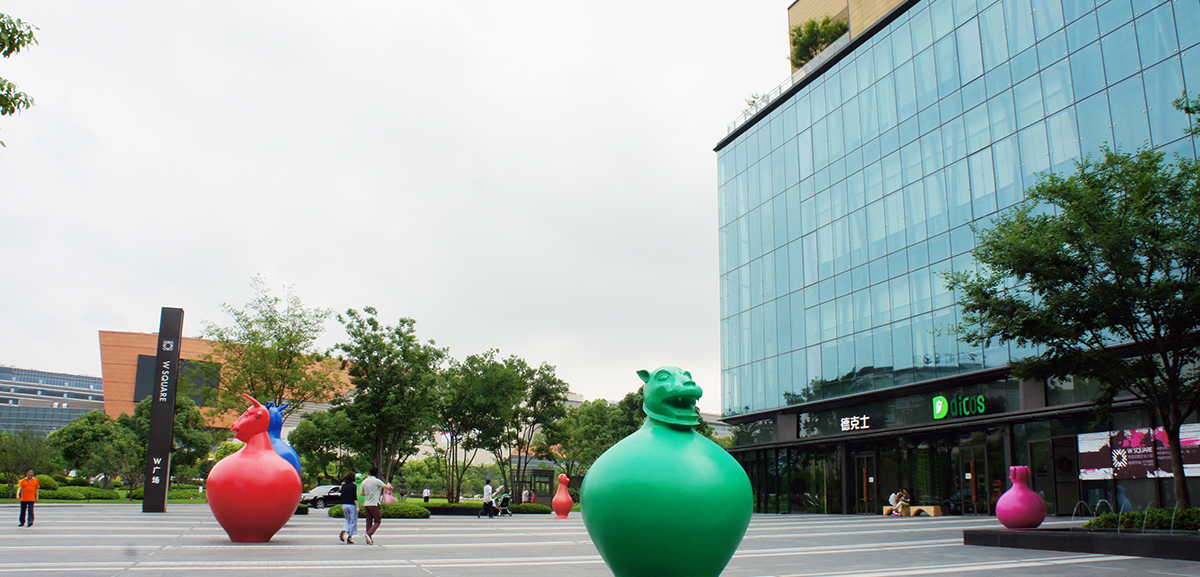 3500㎡ outdoor square along the street is set with 12 zodiac animal sculptures with unique appearances and different colors designed and created by the artistic sculpture team UAP Studio which catch everyone's eyes and represent W Square's  brand-new insight into the traditional culture.
