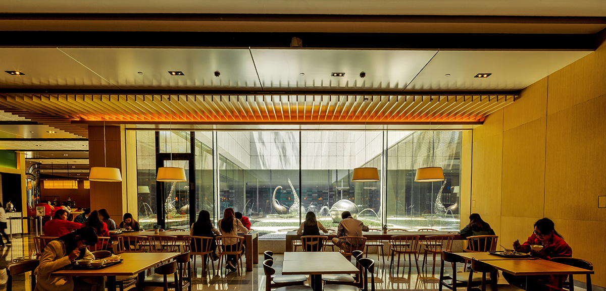 2500㎡用餐面积，只设1000个坐席,比美五星级餐厅的用餐空间比例