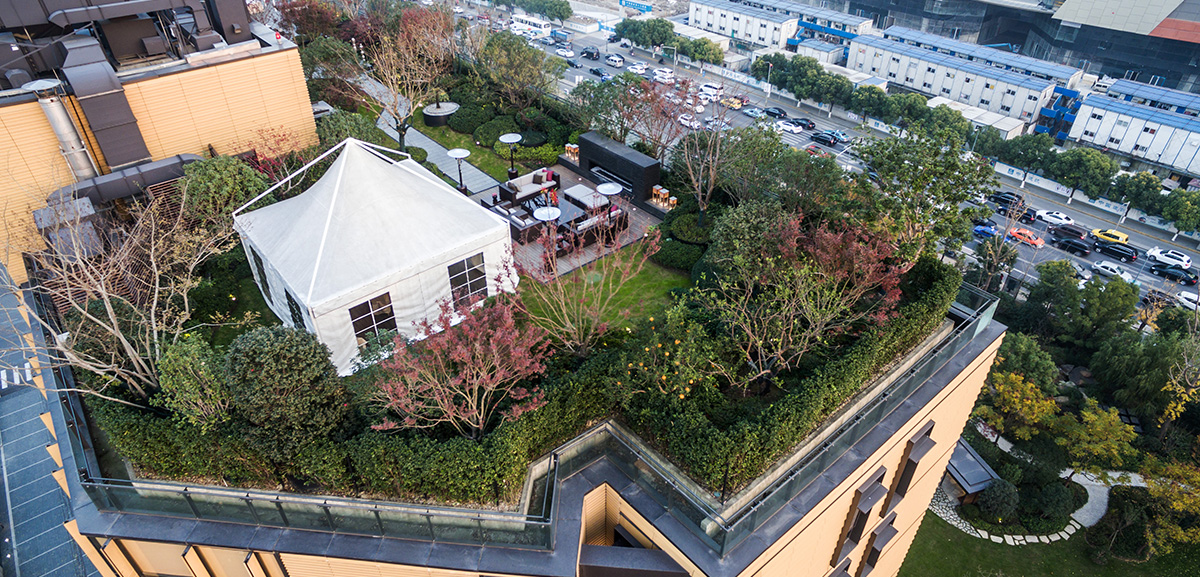 Roof Garden · SKY GARDEN is surrounded by green plants to create oriental artistic conception and is available for commercial parties or private feasts with the concept of "diversified customization".