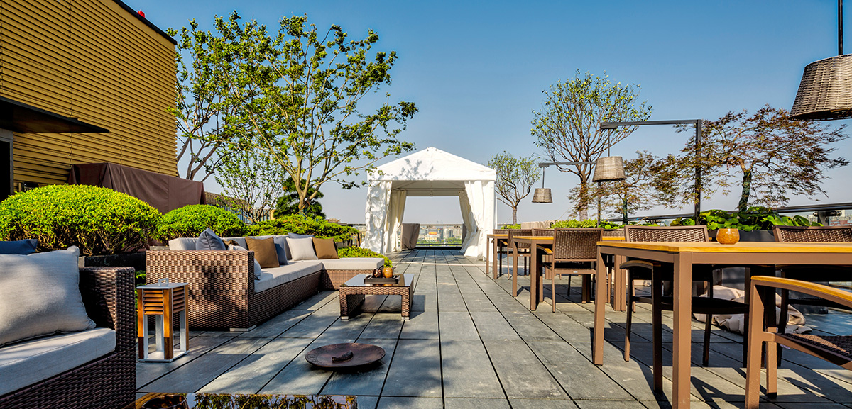 Roof Garden · SKY GARDEN is surrounded by green plants to create oriental artistic conception and is available for commercial parties or private feasts with the concept of "diversified customization".