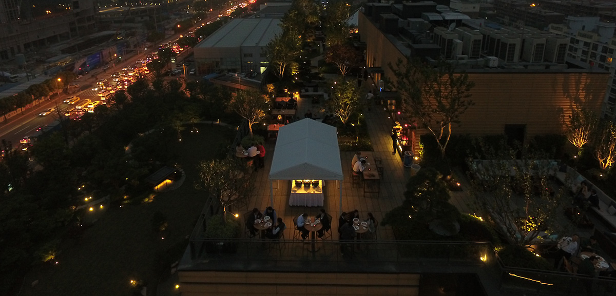 Roof Garden · SKY GARDEN is surrounded by green plants to create oriental artistic conception and is available for commercial parties or private feasts with the concept of "diversified customization".