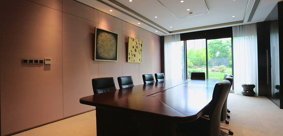 VIP Conference Room can accommodate 12 businessmen at most and is available for business conferences and activities. Reserving the VIP Conference Room will bring you free tea & pastries and use of multimedia equipment.