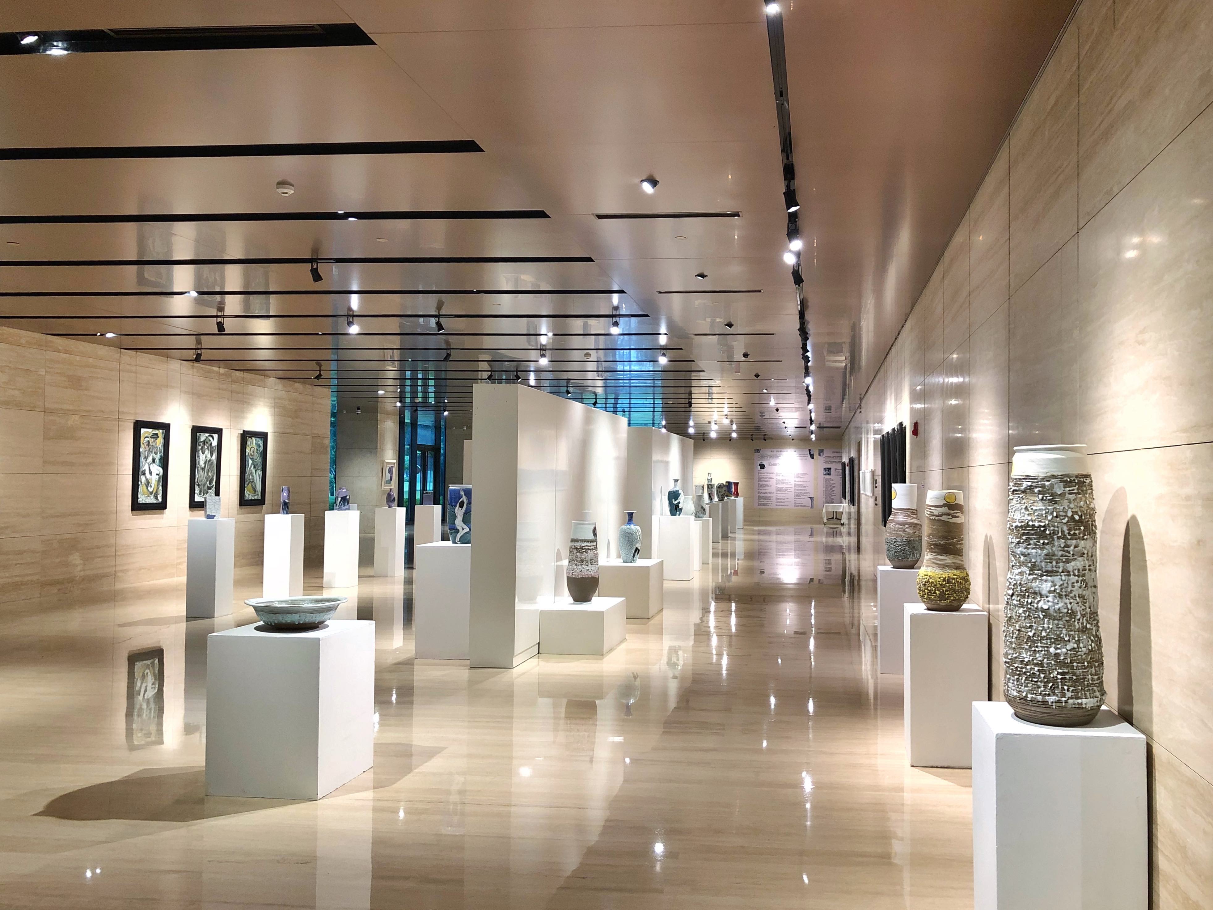 此次呈现的《空间釉彩——林振龙个展》和《海上·浮生梦——胡小军个展》，不仅是一场陶瓷艺术盛宴，更是两岸文化艺术交流的重要事件。