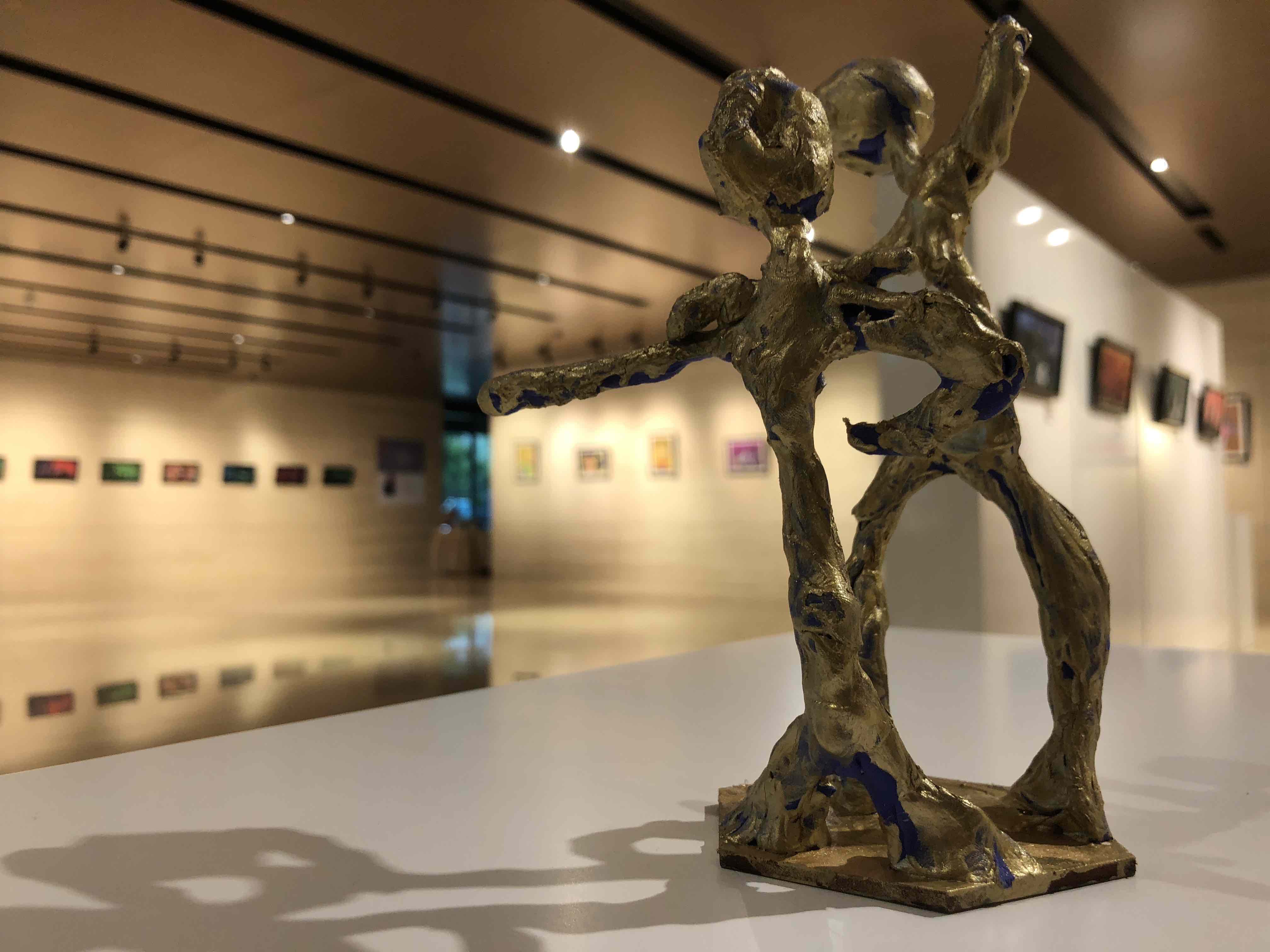 本次展览有超过60幅的综合材料架上绘画作品，同时也展出了小朋友们的小型泥塑、以及集体创作的布面挂艺作品。