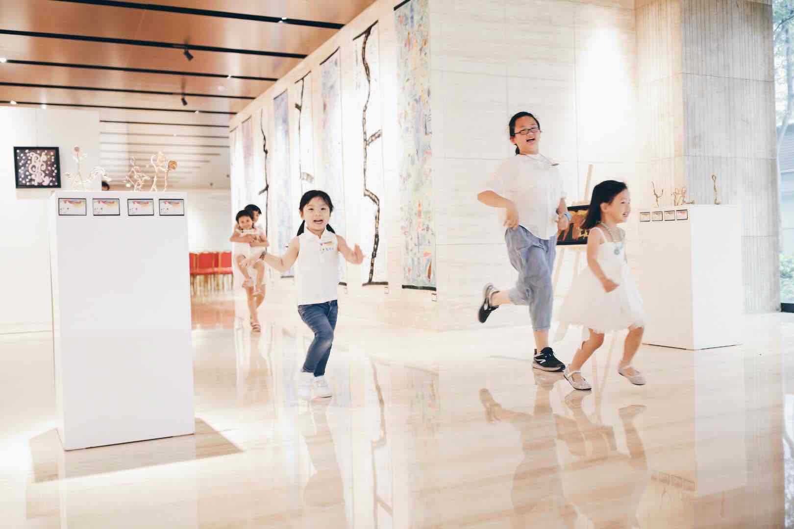 本次展览有超过60幅的综合材料架上绘画作品，同时也展出了小朋友们的小型泥塑、以及集体创作的布面挂艺作品。