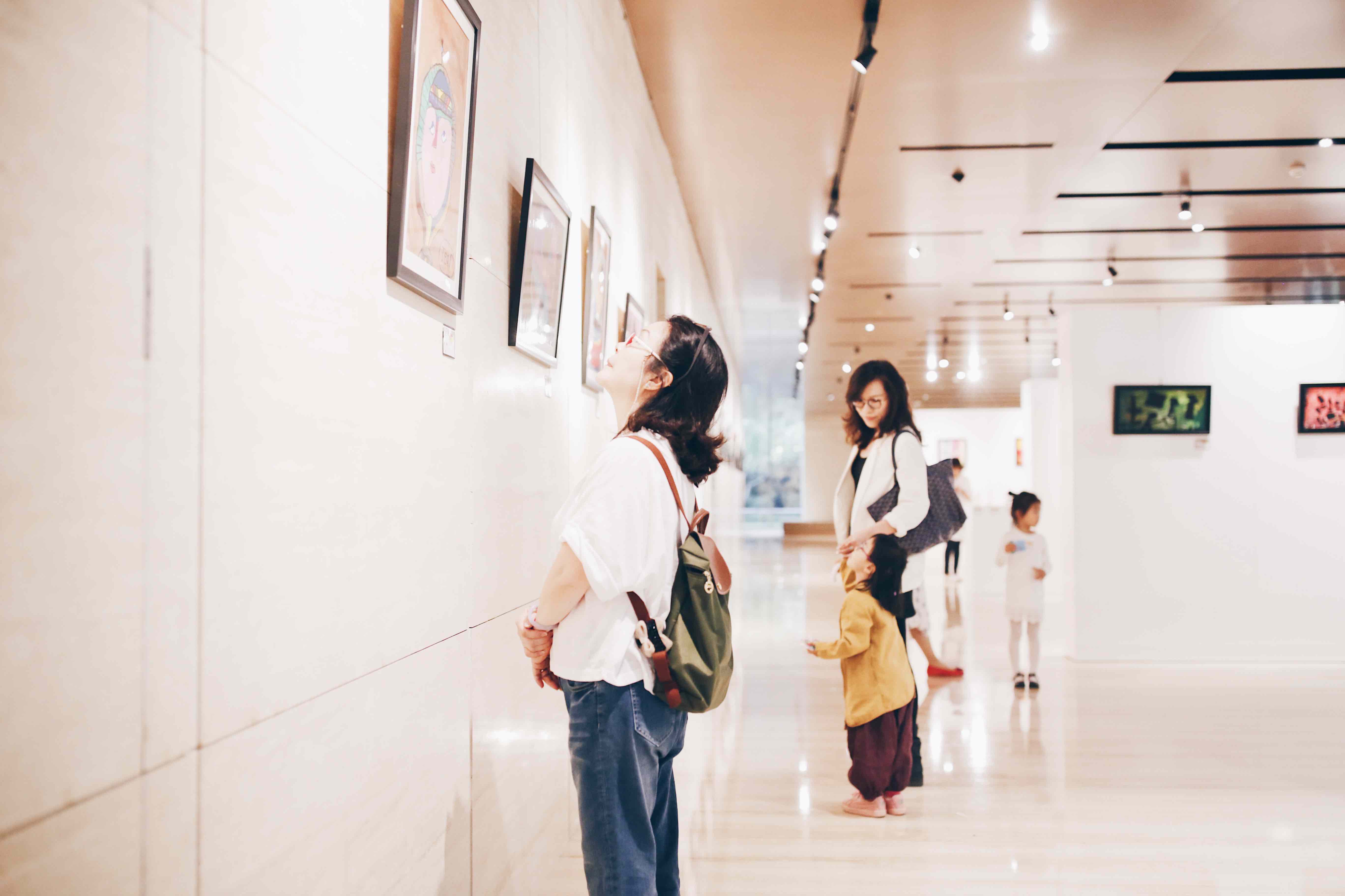 本次展览有超过60幅的综合材料架上绘画作品，同时也展出了小朋友们的小型泥塑、以及集体创作的布面挂艺作品。