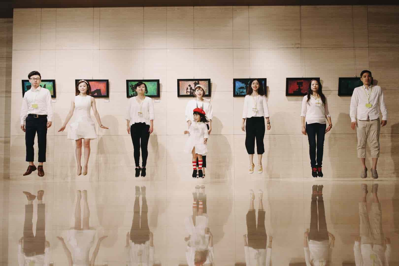 本次展览有超过60幅的综合材料架上绘画作品，同时也展出了小朋友们的小型泥塑、以及集体创作的布面挂艺作品。