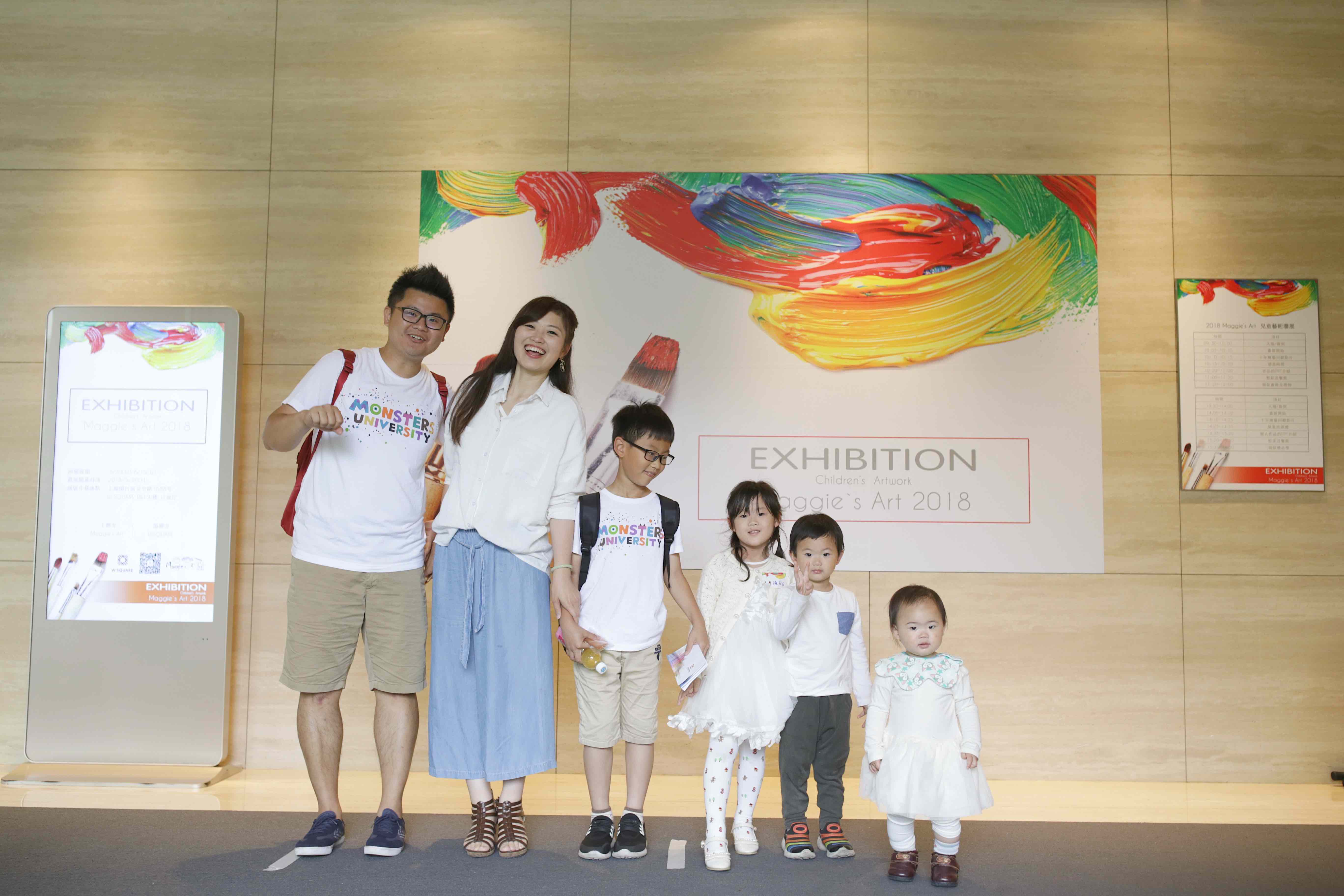 本次展览有超过60幅的综合材料架上绘画作品，同时也展出了小朋友们的小型泥塑、以及集体创作的布面挂艺作品。