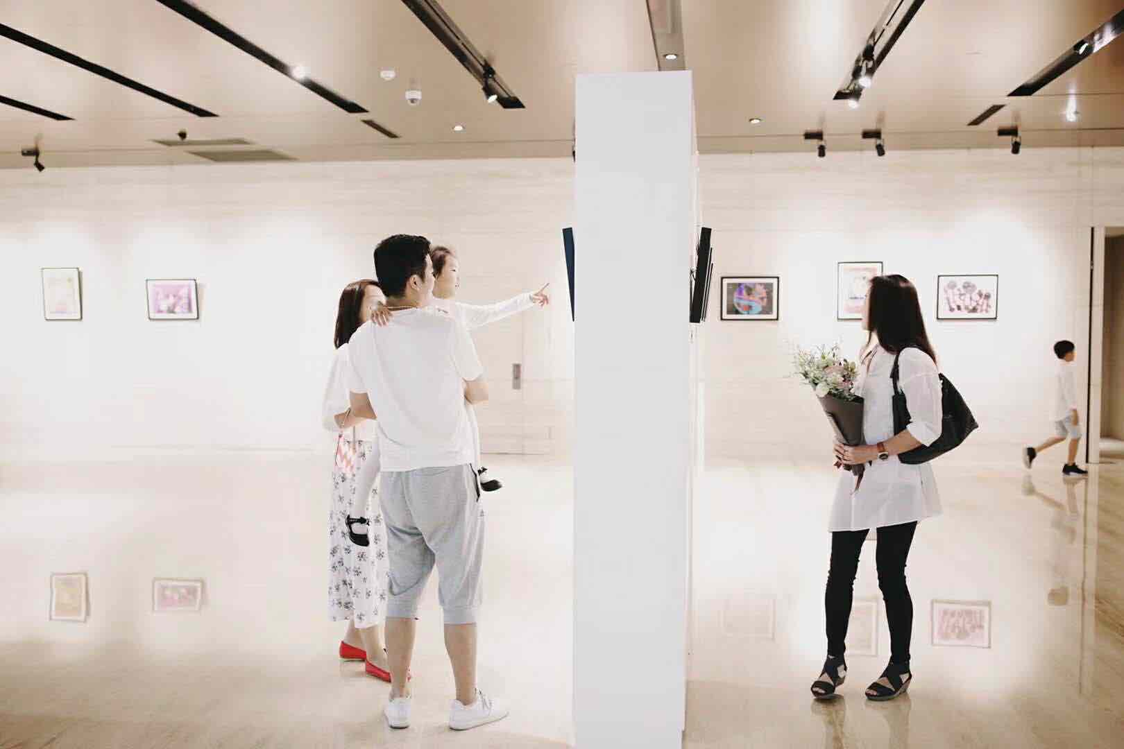 本次展览有超过60幅的综合材料架上绘画作品，同时也展出了小朋友们的小型泥塑、以及集体创作的布面挂艺作品。