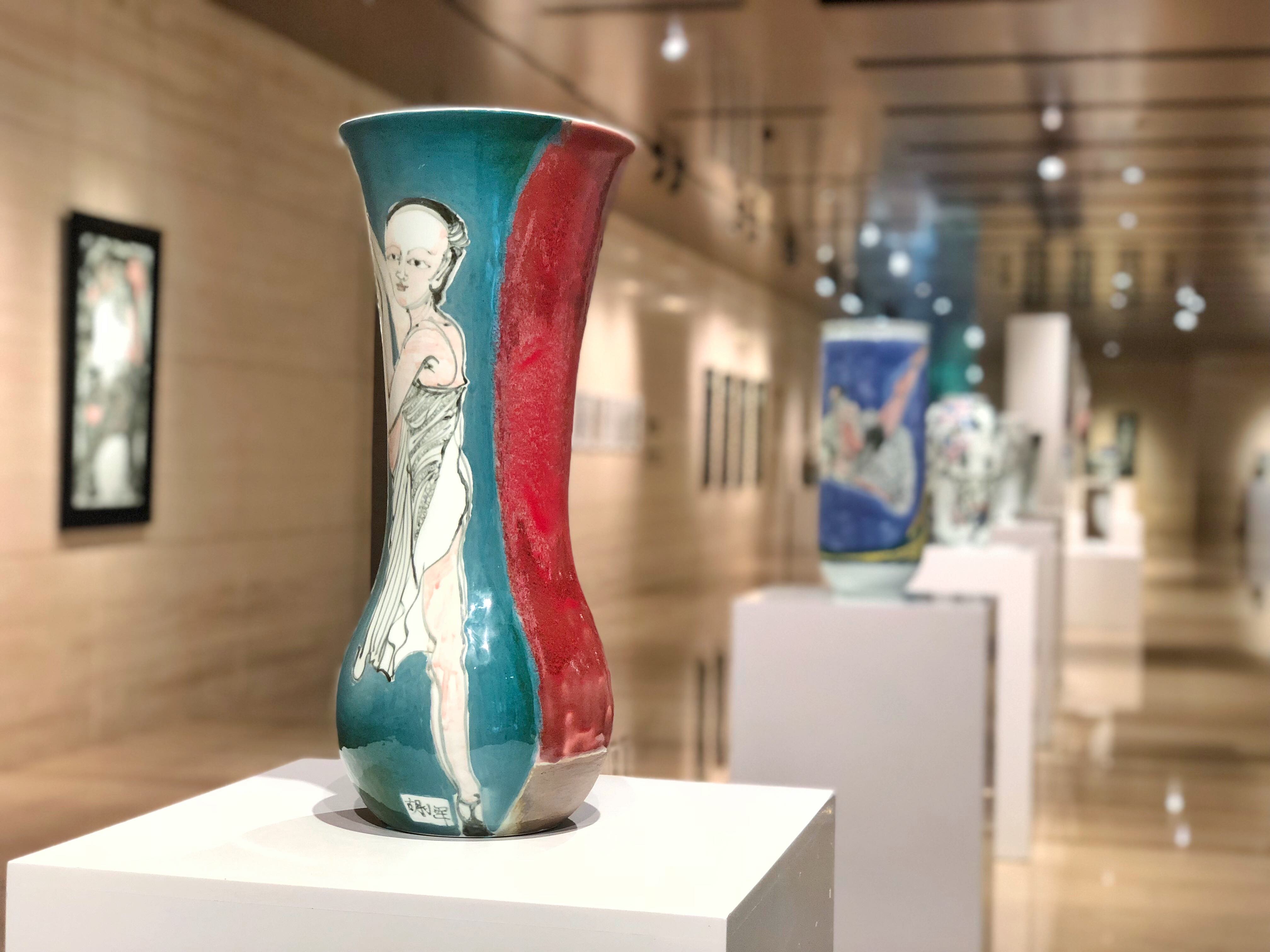 在当代多元的语境下，中国现代陶艺如何在传统与现代、自我与大众、东方与西方、中心与边缘等复杂的二元对立与互融互渗中不断发展，两位艺术家通过作品带来了他们自己的思考